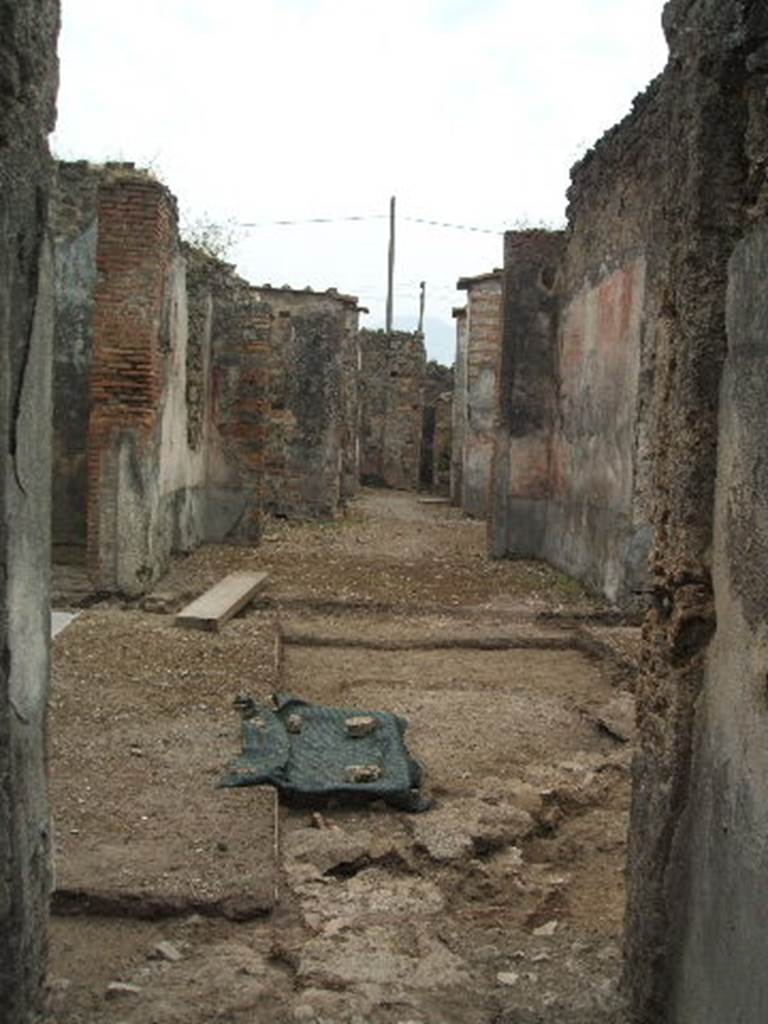 IX.3.24 Pompeii. May 2005. Looking south from entrance.