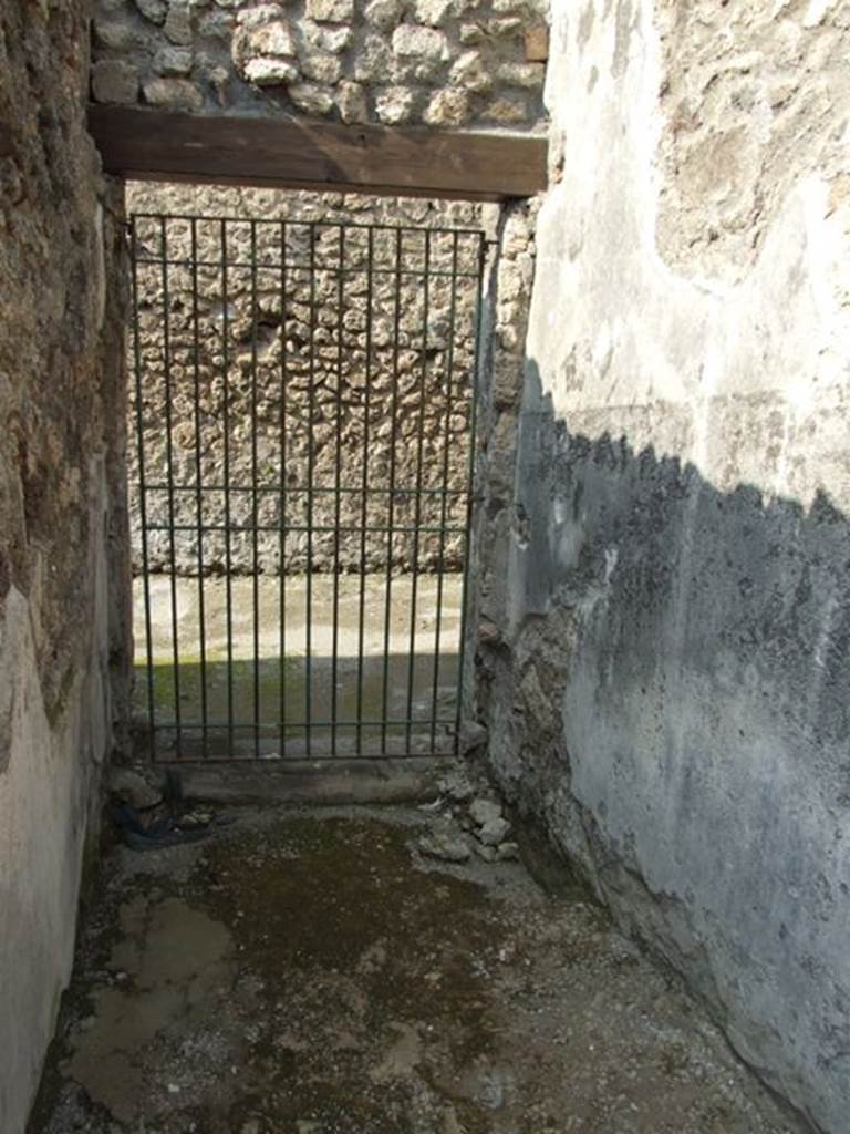 IX.3.24 Pompeii. March 2009. Fauces, room 28 showing interior of entrance corridor at IX.3.24