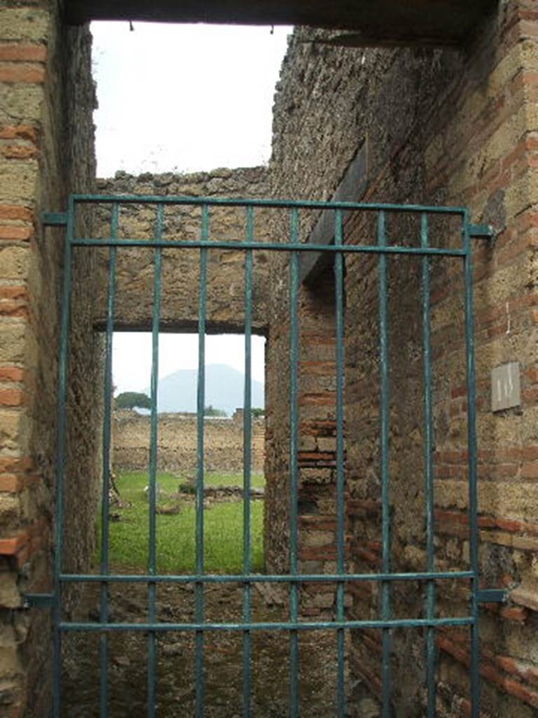 IX.4.10 Pompeii. May 2005. Secondary Entrance on South Side.Looking north along entrance corridor from entrance doorway.
On the right of the corridor is a doorway leading into the multi-seat public latrine “e”.
According to Hobson, Mau showed a drain from the large swimming tank “h” in the Central Baths passing to the public latrine, presumably to act as a sluicing system
(See Mau, A., 1907, translated by Kelsey F. W. Pompeii: Its Life and Art. New York: Macmillan, page 209).
However he did not indicate the sewer drainage from that latrine.
Although no excavation has been carried out to confirm this, it is believed that the drainage from this latrine is into a large cesspit (Die Hahn, personal letter).
See Hobson, B., 2009. Latrinae et foricae: Toilets in the Roman World. London; Duckworth, (page 128).