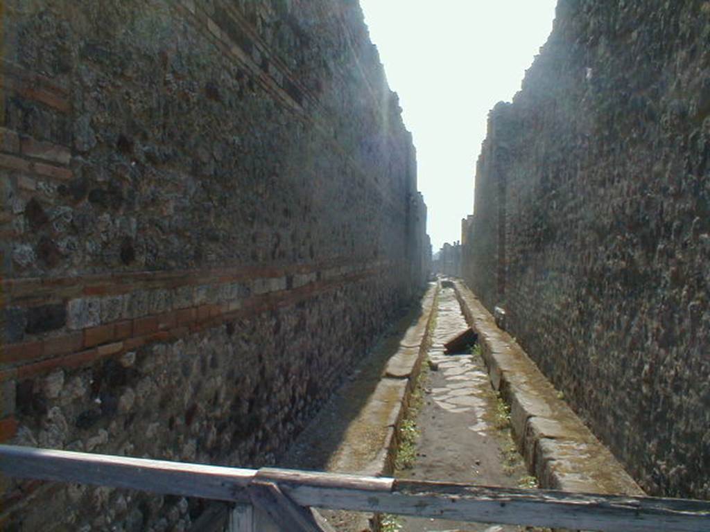 IX.5 Pompeii. Vicolo di Tesmo looking south from Via di Nola. (IX.4.16 on the right).