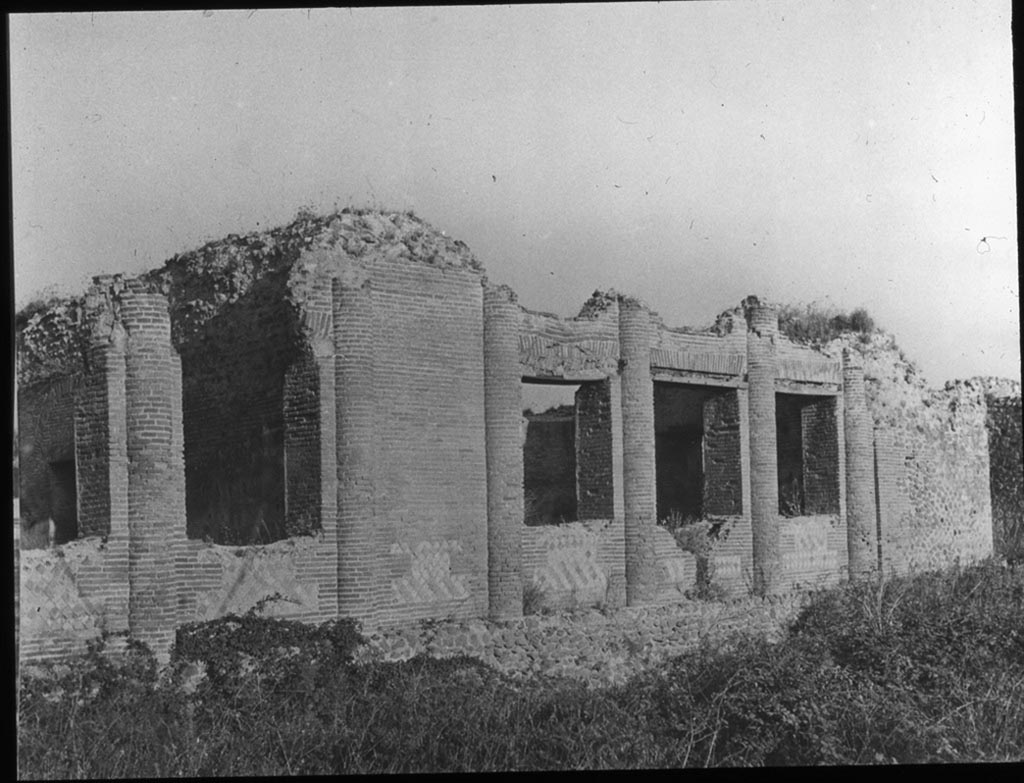 IX.4.18 Pompeii. Photo by Nash, Fototeca Unione Roma. 
Looking east across palaestra “d” towards three windows of caldarium “s”, on right. On the left are the windows of tepidarium “q”.
Used with the permission of the Institute of Archaeology, University of Oxford. File name instarchbx208im076. Resource ID. 44402.   
See photo on University of Oxford HEIR database
