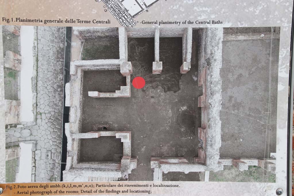 IX.4.18 Pompeii. October 2020.
Aerial view of room “i” with red circle marking skeleton, rooms “k”, “L” and “m” on the north side, and rooms “n” and “o” on the east side. Photo courtesy of Klaus Heese.