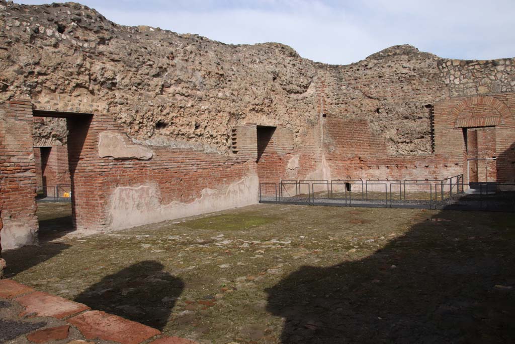 IX.4.18 Pompeii. October 2020.
Room “q”, tepidarium, looking towards north wall with two doorways into room “p”. On the right is the doorway to room “r”.
Photo courtesy of Klaus Heese.