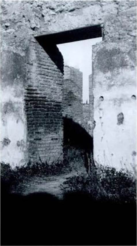 IX.4.18 Pompeii. Photo c1930s by Tatiana Warscher of door from tepidarium to apodyterium.