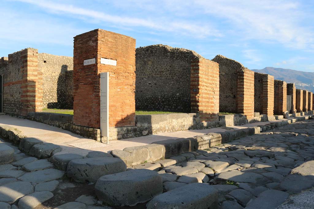 IX.4.22 Pompeii, on left, and IX.4.1, in centre. December 2018.
Looking towards corner of junction with Via di Nola, on left, and Via Stabiana, on right. Photo courtesy of Aude Durand