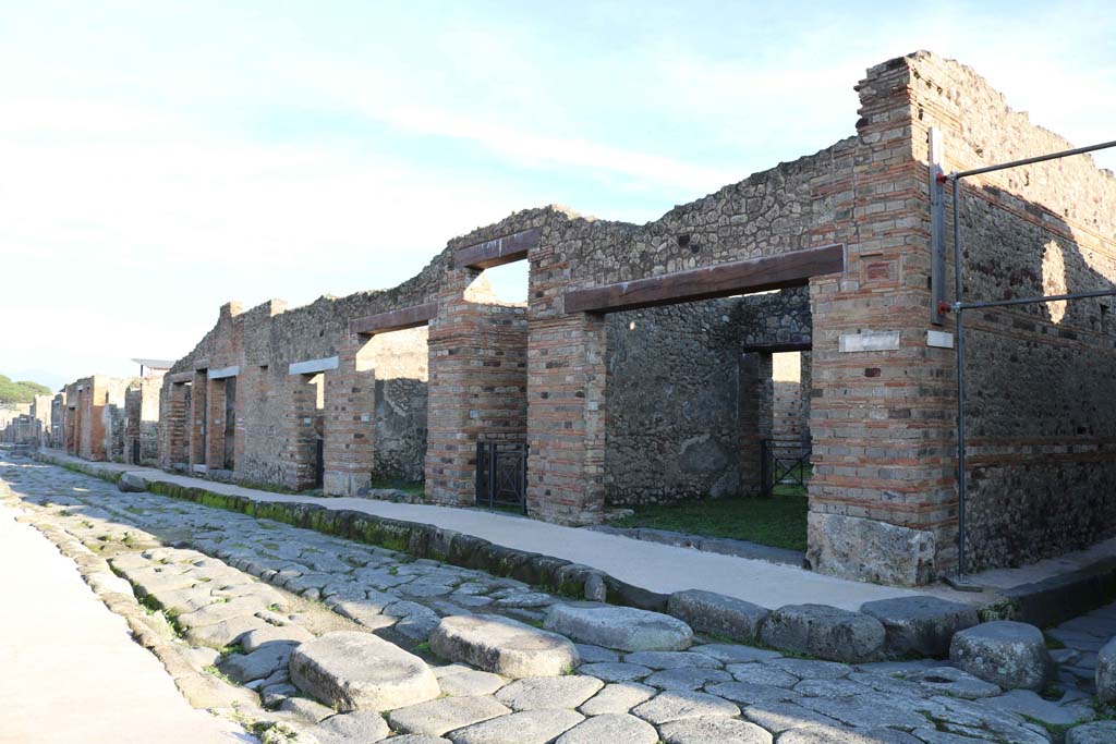 Via di Nola, Pompeii, south side. December 2018.
Looking east along Insula 5, of Reg. IX, with IX.5.1, on right, next to entrance to Vicolo di Tesmo. Photo courtesy of Aude Durand.