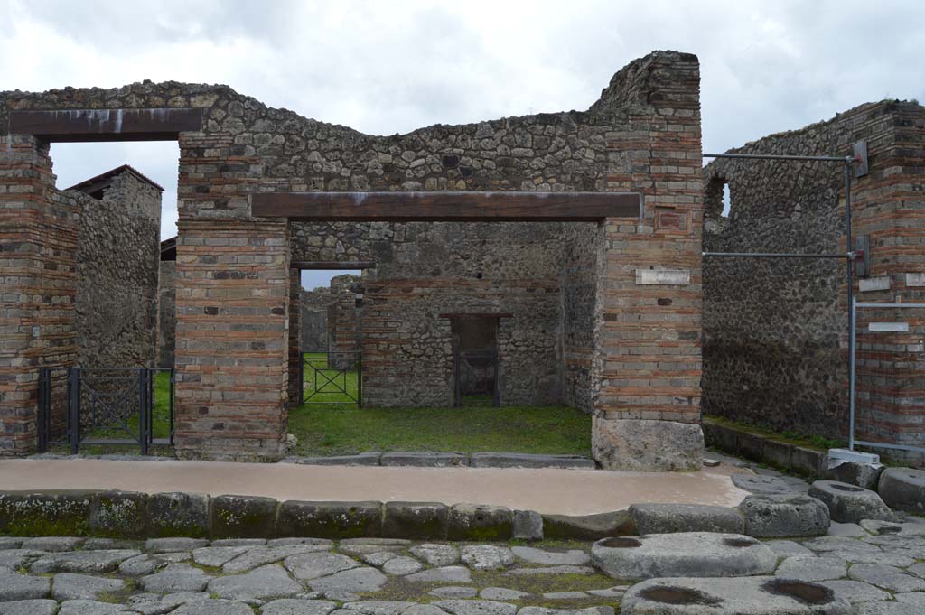 IX.5.1 Pompeii. March 2018.
Looking south to entrance doorway to shop on Via di Nola, at corner of junction with Vicolo di Tesmo, on right.
Foto Taylor Lauritsen, ERC Grant 681269 DÉCOR.