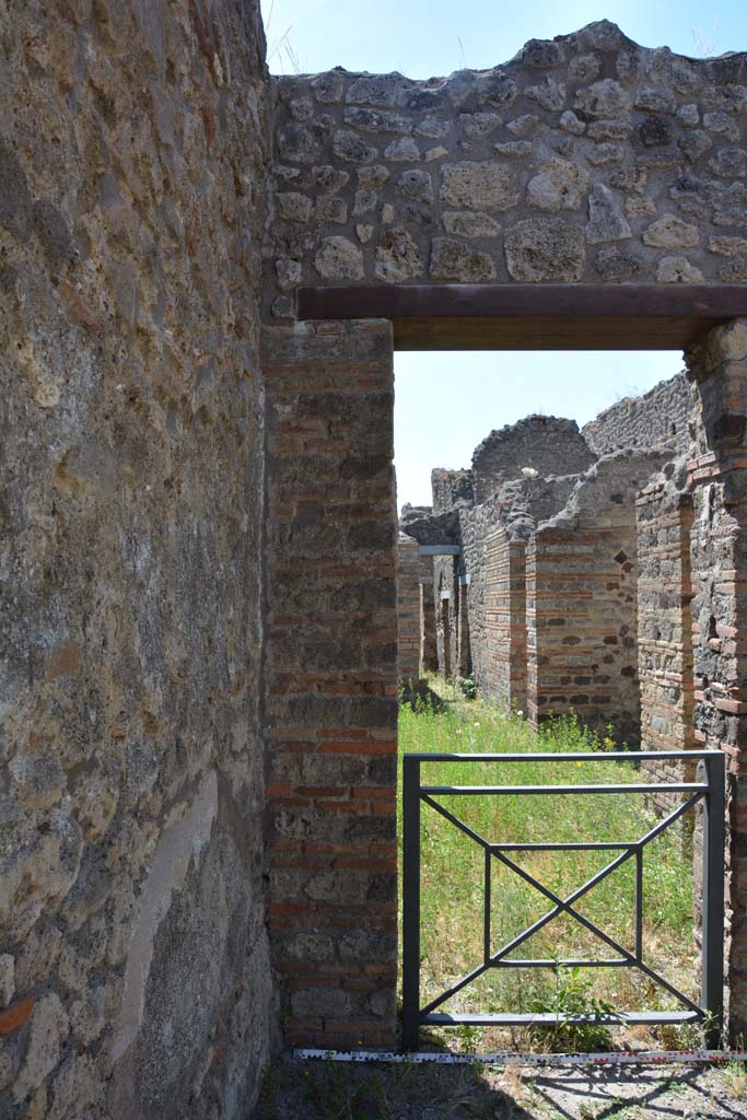 IX.5.1 Pompeii. May 2017. Looking towards south wall with doorway to IX.5.2.
Foto Christian Beck, ERC Grant 681269 DÉCOR.