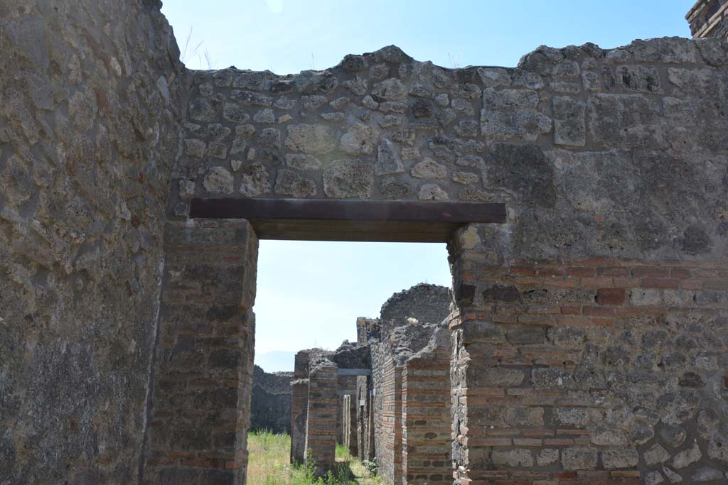 IX.5.1 Pompeii. May 2017. Looking towards upper south wall at east end with doorway to IX.5.2.
Foto Christian Beck, ERC Grant 681269 DÉCOR.