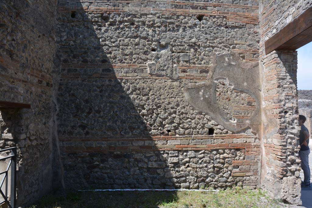 IX.5.1 Pompeii. May 2017. Looking towards west wall of shop-room.
Foto Christian Beck, ERC Grant 681269 DÉCOR.