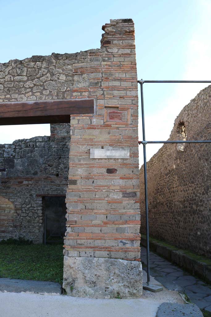 IX.5.1 Pompeii. December 2018.
Pilaster on wall on west side of entrance, with terracotta plaque of phallus. Photo courtesy of Aude Durand.