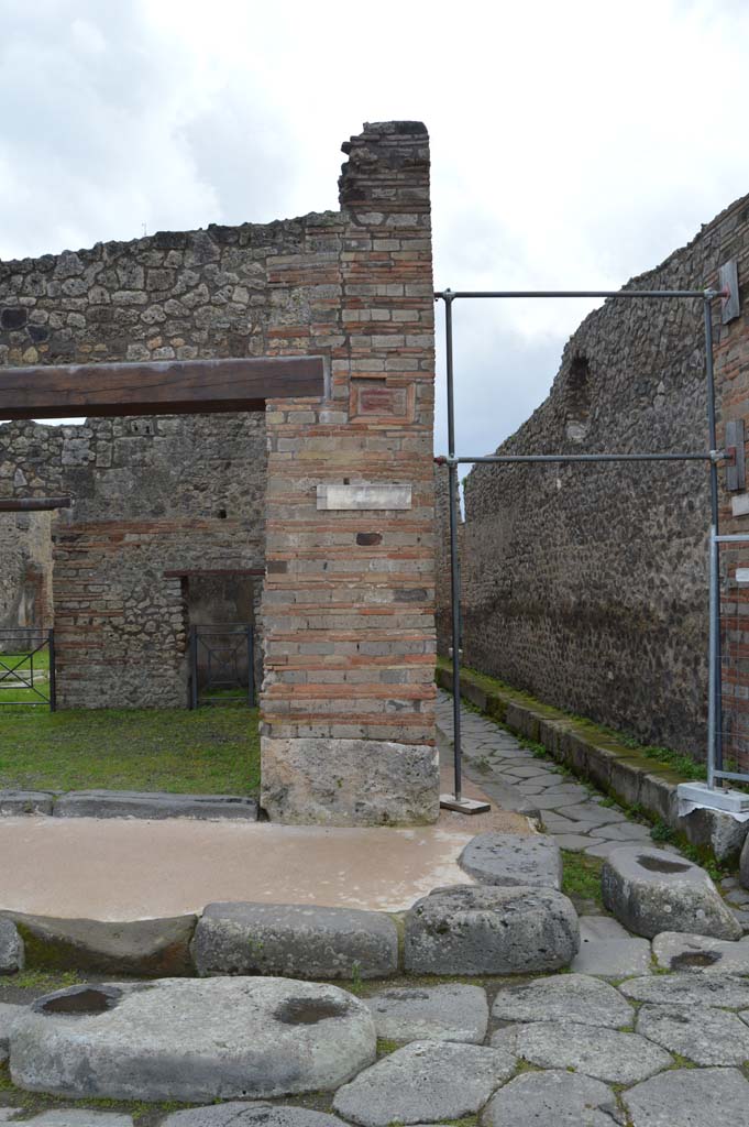 IX.5.1 Pompeii. December 2018.
Pilaster on west side of entrance on corner with Vicolo di Tesmo, with terracotta plaque of phallus.
Foto Taylor Lauritsen, ERC Grant 681269 DÉCOR.