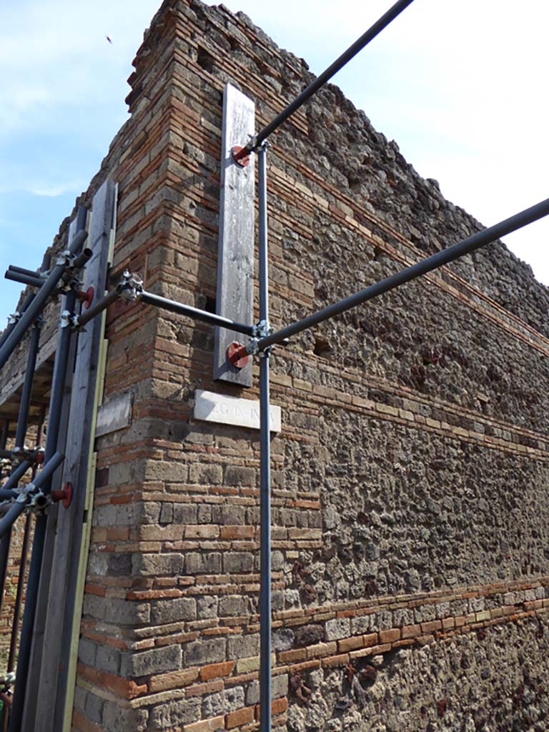 IX.5.1 Pompeii. September 2015.
Exterior side wall of shop, on east side of Vicolo di Tesmo at junction with Via di Nola.
Foto Annette Haug, ERC Grant 681269 DÉCOR.