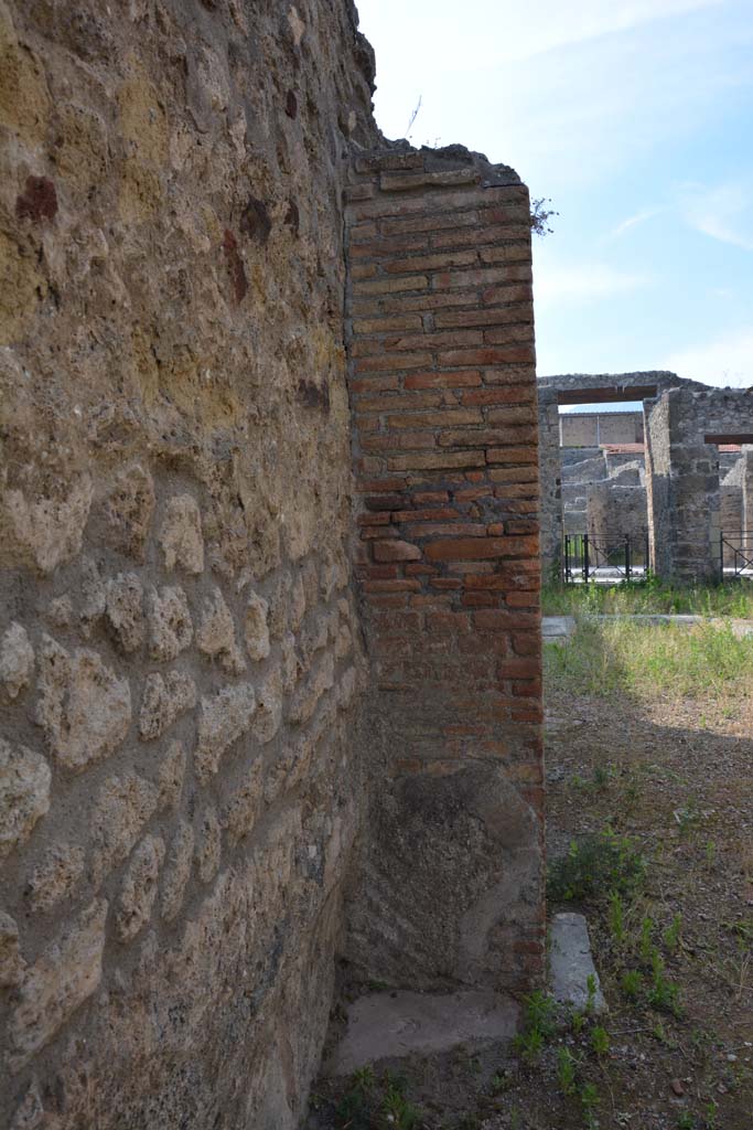IX.5.2 Pompeii. May 2017.
Room ‘L’, west side, looking north to pilaster separating from room ‘k’.
Foto Christian Beck, ERC Grant 681269 DÉCOR.