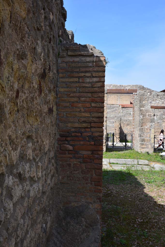 IX.5.2 Pompeii. March 2017. Room ‘L’, west side, looking north to pilaster separating from room ‘k’.
Foto Christian Beck, ERC Grant 681269 DÉCOR.