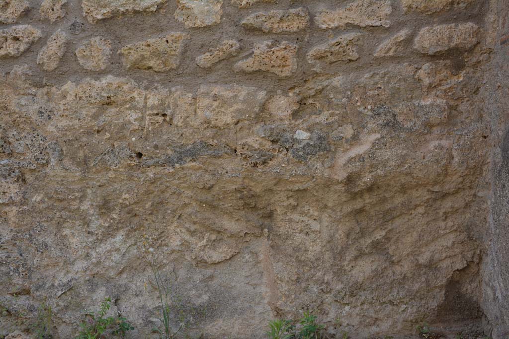 IX.5.2 Pompeii. May 2017. Room ‘L’, looking towards detail of lower west wall at north end.
Foto Christian Beck, ERC Grant 681269 DÉCOR.