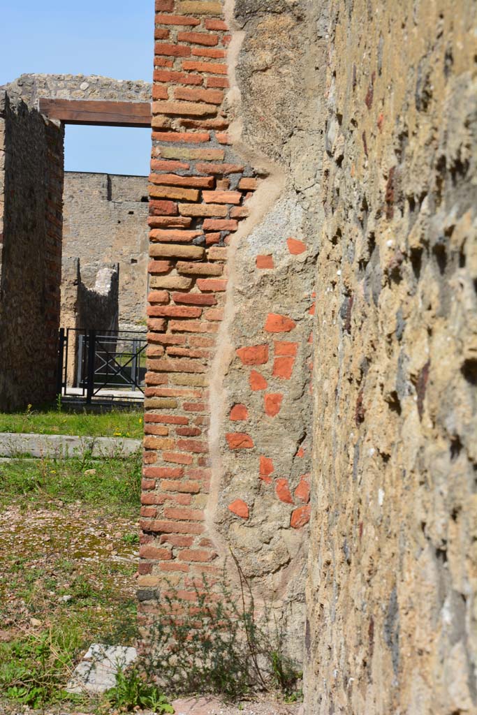 IX.5.2 Pompeii. March 2017. Room ‘L’, east side, looking north to pilaster separating from room ‘k’.
Foto Christian Beck, ERC Grant 681269 DÉCOR.