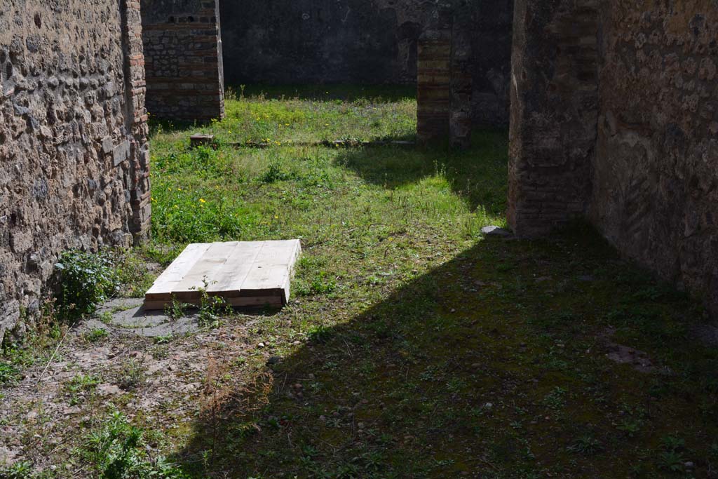 IX.5.2 Pompeii. March 2017. Room ‘L’, looking south along east wall with cistern-mouth, on left.
Foto Christian Beck, ERC Grant 681269 DÉCOR.
