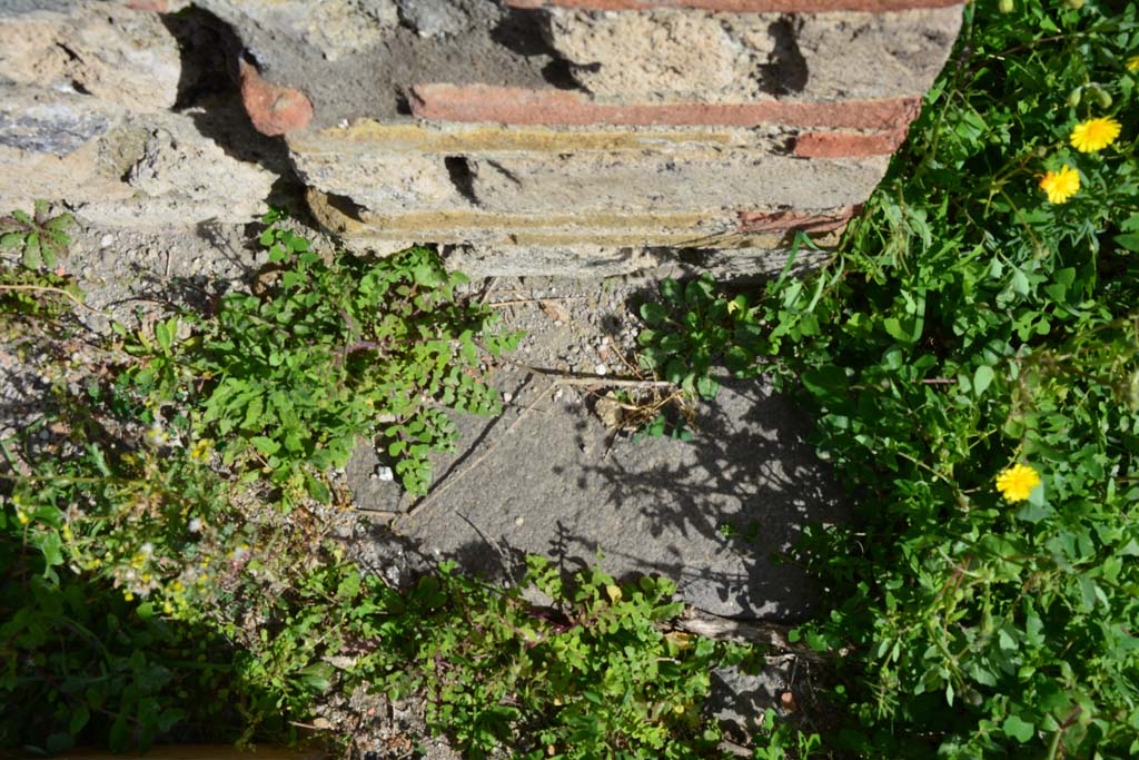 IX.5.2 Pompeii. March 2017. Room ‘L’, doorway threshold near east wall at south end of tablinum.
Foto Christian Beck, ERC Grant 681269 DÉCOR.