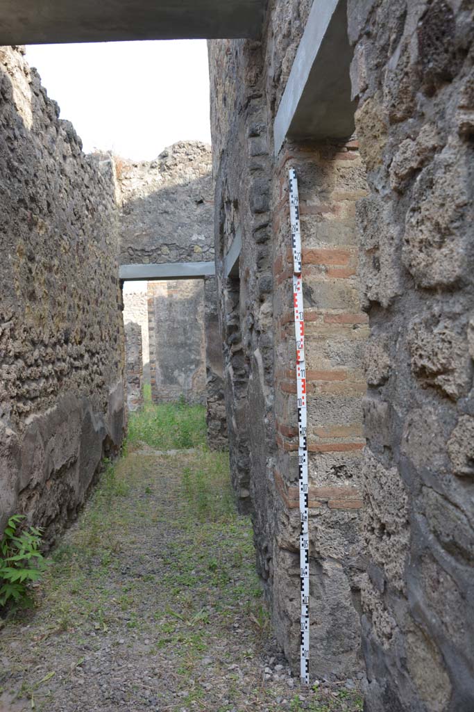 IX.5.2 Pompeii. May 2017. Corridor �m�, looking south along west side, with doorway to room �n�, on right.
Foto Christian Beck, ERC Grant 681269 D�COR.
