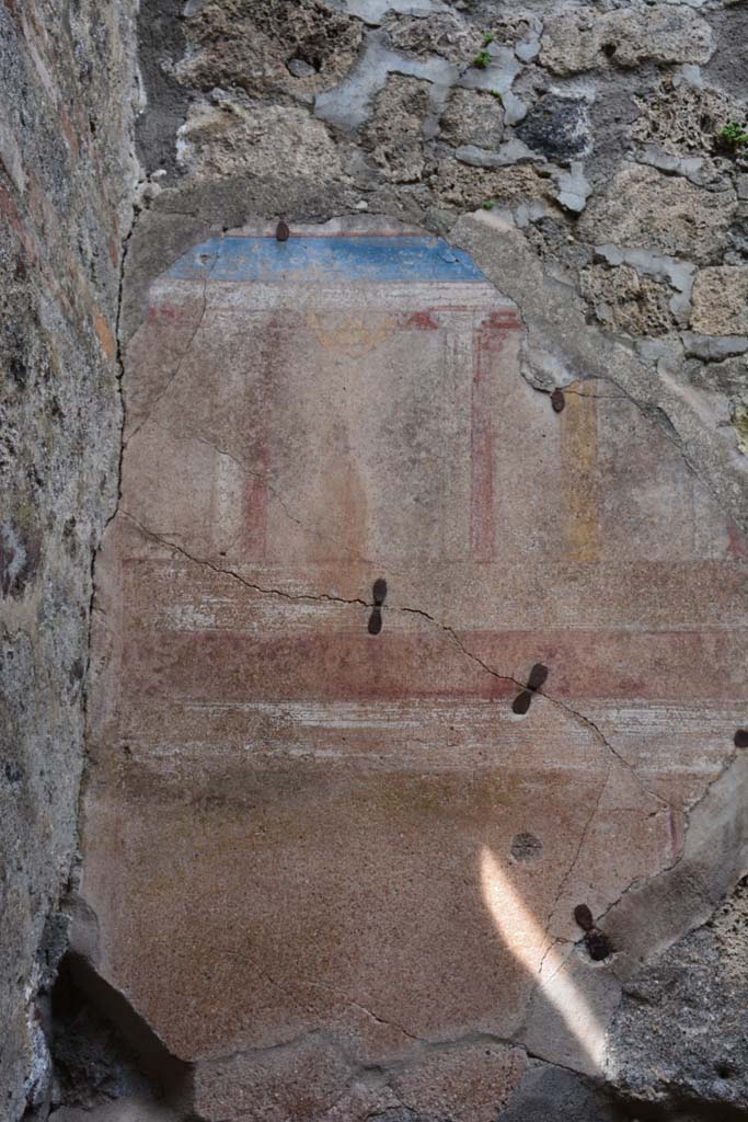 IX.5.2 Pompeii. March 2017. Room �n�, remains of painted plaster at west end of north wall.  
Foto Christian Beck, ERC Grant 681269 D�COR.
