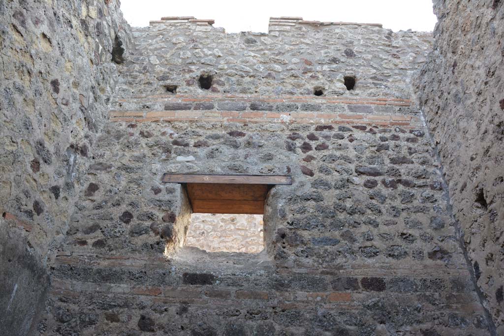 IX.5.2 Pompeii. May 2017. Room ‘o’, looking towards upper west wall with window.
Foto Christian Beck, ERC Grant 681269 DÉCOR.