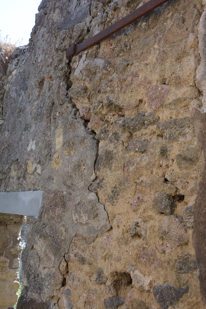 IX.5.2 Pompeii. May 2017.
Room ‘z’, looking east along upper south wall towards doorway to peristyle ‘p’.
Foto Christian Beck, ERC Grant 681269 DÉCOR.