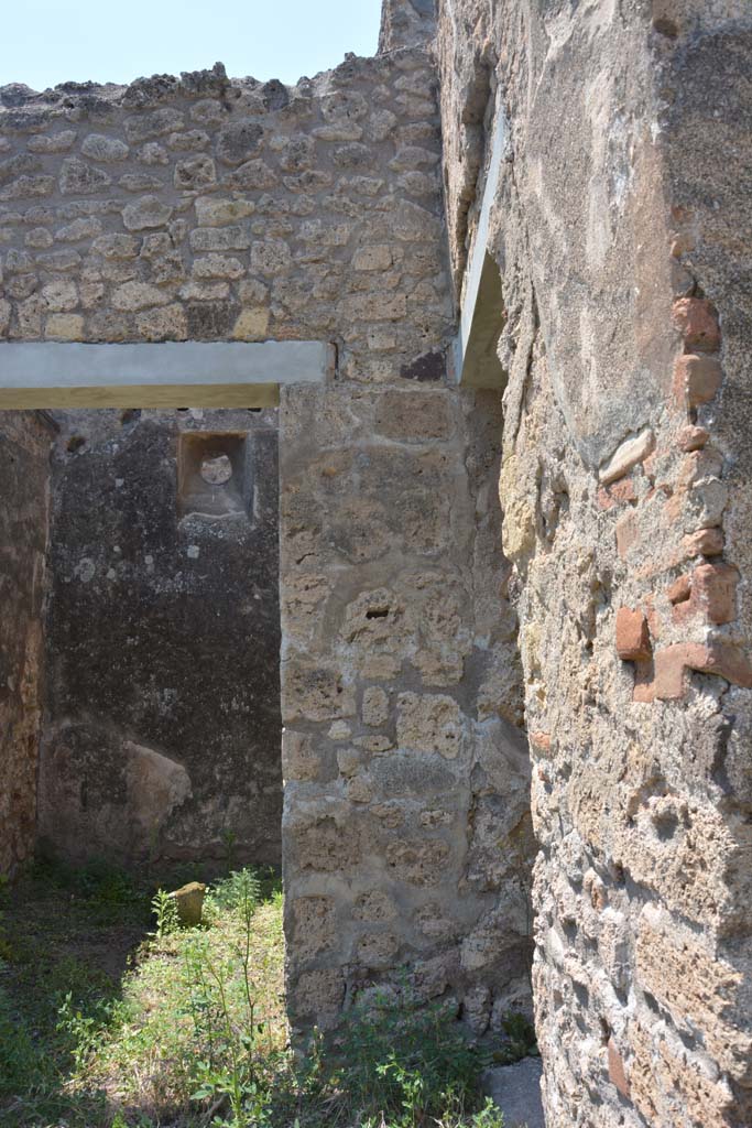 IX.5.2 Pompeii. May 2017.
Peristyle ‘p’, looking west from south end of corridor ‘m’, on right, towards doorway to room ‘q’, on left.
Foto Christian Beck, ERC Grant 681269 DÉCOR.