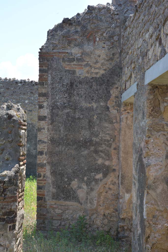 IX.5.2 Pompeii. May 2017.
Peristyle ‘p’, looking south on west side, with doorways to rooms ‘w’ and ‘r’, on right.
Foto Christian Beck, ERC Grant 681269 DÉCOR.