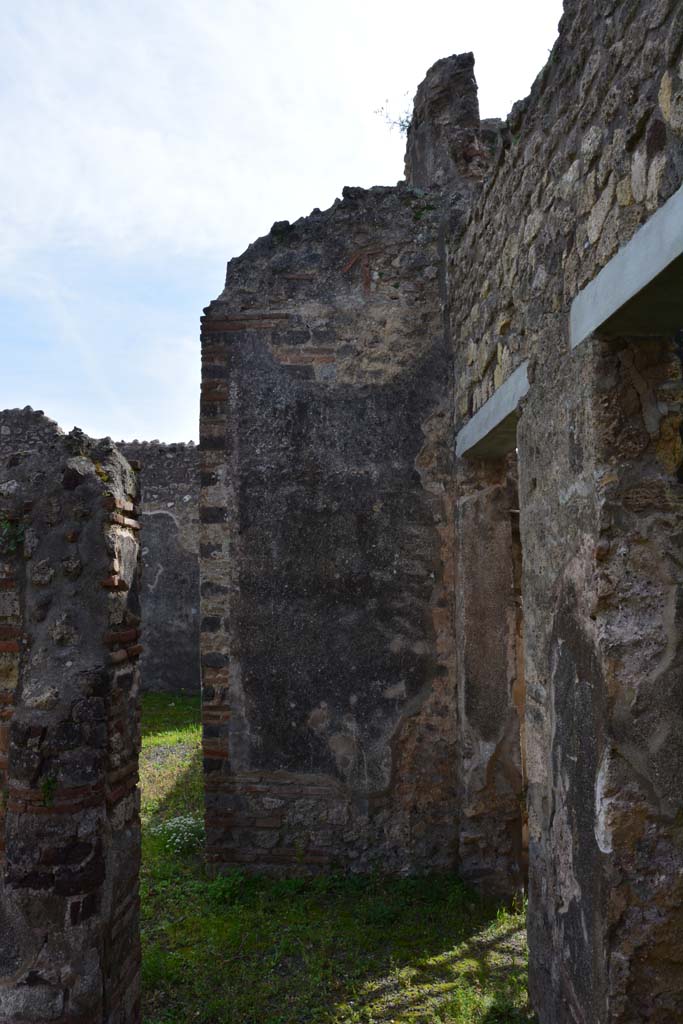 IX.5.2 Pompeii. March 2017.
Peristyle ‘p’, looking south on west side of peristyle, with doorways to rooms ‘w’ and ‘r’, on right.
Foto Christian Beck, ERC Grant 681269 DÉCOR.