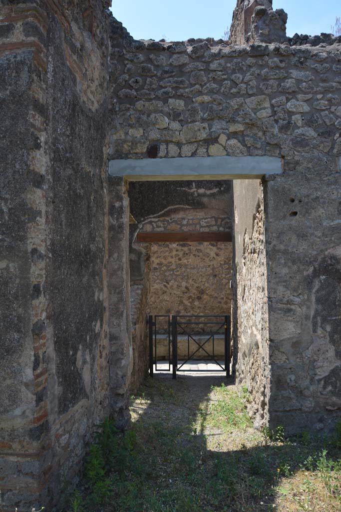 IX.5.2 Pompeii. May 2017. Peristyle ‘p’, south-west corner.
Looking west to doorway to room ‘w’, with entrance at IX.5.22 on Vicolo di Tesmo.
Foto Christian Beck, ERC Grant 681269 DÉCOR.