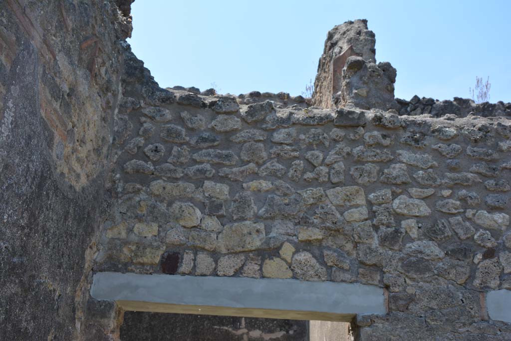 IX.5.2 Pompeii. May 2017. Peristyle ‘p’, detail from upper west wall in south-west corner, above room ‘w’.
Foto Christian Beck, ERC Grant 681269 DÉCOR.