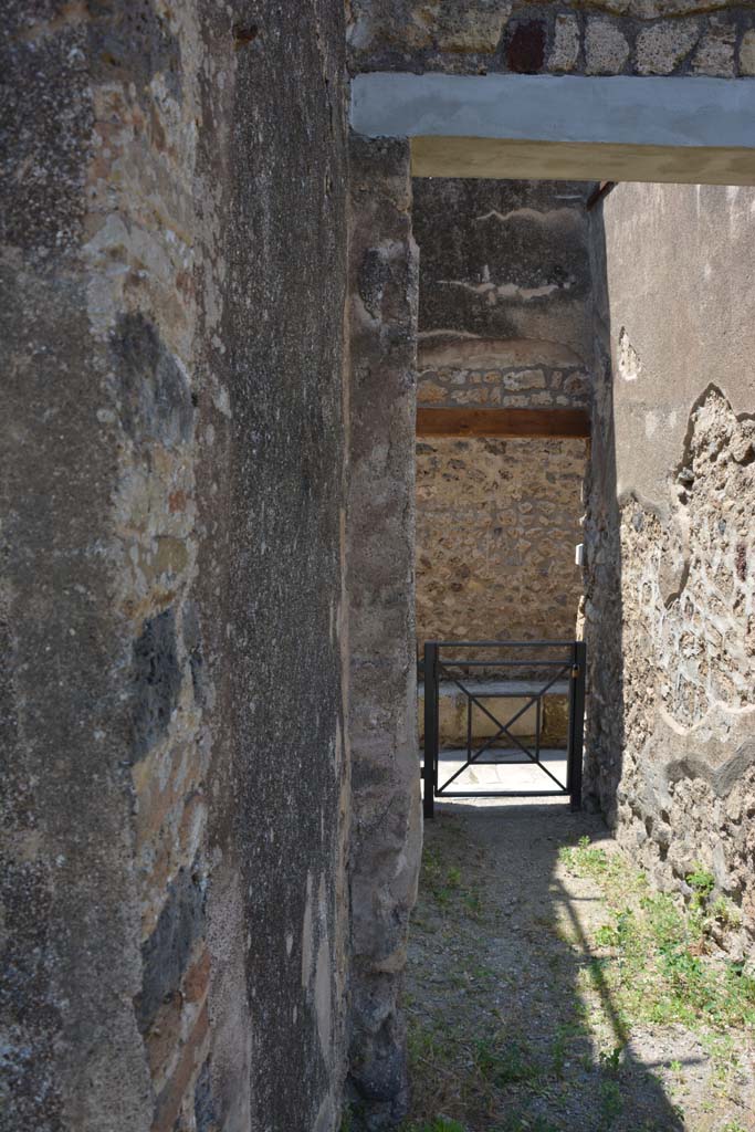 IX.5.2 Pompeii. May 2017.
Peristyle ‘p’, looking west towards entrance at IX.5.22 from south-west corner of peristyle.
Foto Christian Beck, ERC Grant 681269 DÉCOR.