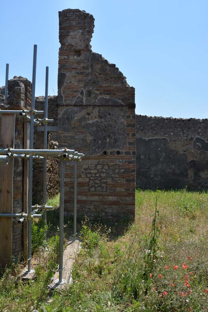 IX.5.2 Pompeii. May 2017.
Peristyle ‘p’, looking south to pilaster between south-east corner and room ‘v’.
Foto Christian Beck, ERC Grant 681269 DÉCOR.