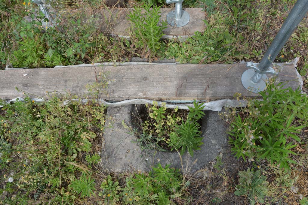 IX.5.2 Pompeii. May 2017. Peristyle ‘p’, cistern-mouth in south-east corner of peristyle.
Foto Christian Beck, ERC Grant 681269 DÉCOR.