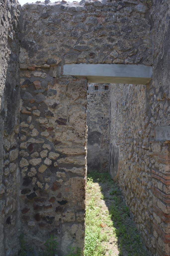IX.5.2 Pompeii. May 2017.
Peristyle ‘p’, south-east corner with doorway leading to rooms ‘x’ and ‘y’.
Foto Christian Beck, ERC Grant 681269 DÉCOR.