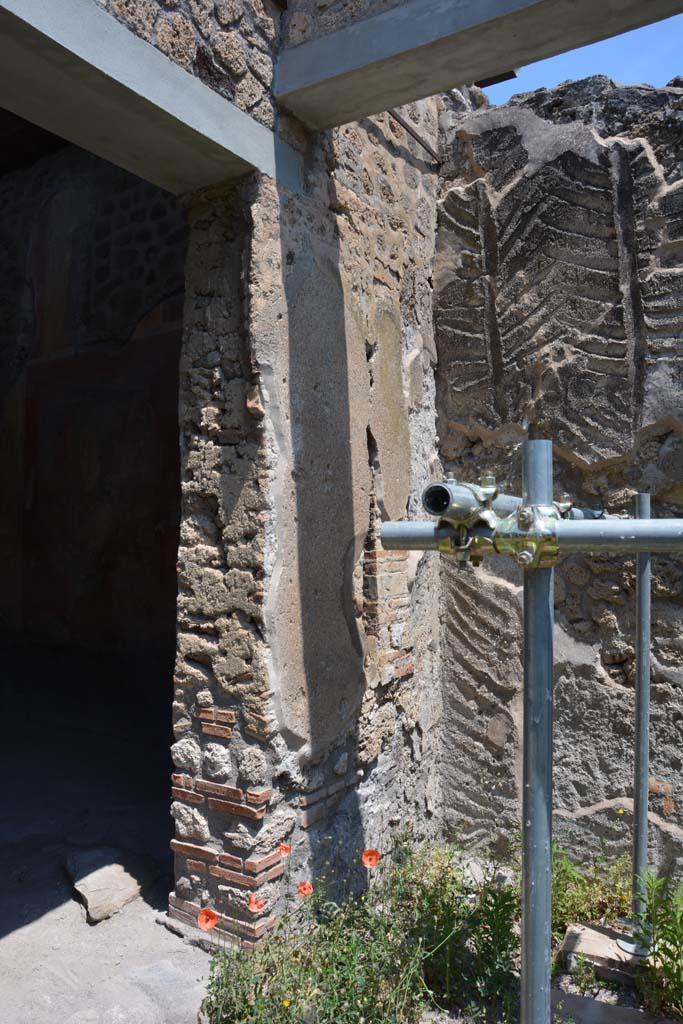 IX.5.2 Pompeii. May 2017. Peristyle ‘p’, north-east corner, with doorway to room ‘u’, on left.
Foto Christian Beck, ERC Grant 681269 DÉCOR.