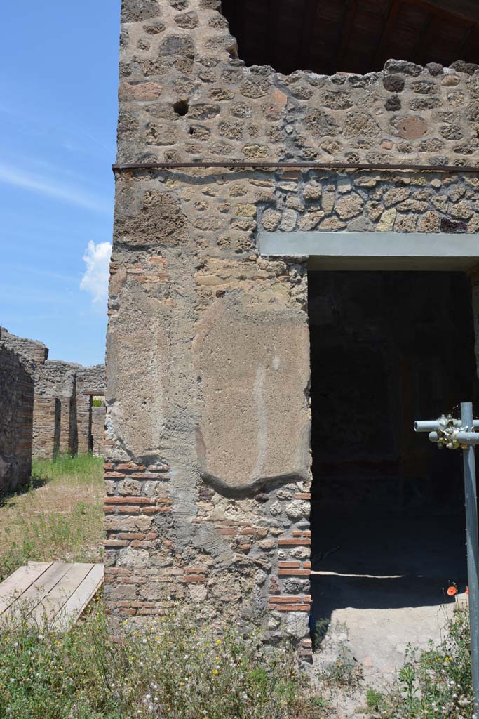 IX.5.2 Pompeii. May 2017.
Peristyle ‘p’, looking north towards pilaster between room ‘L’, on left, and room ‘u’, on right.
Foto Christian Beck, ERC Grant 681269 DÉCOR.