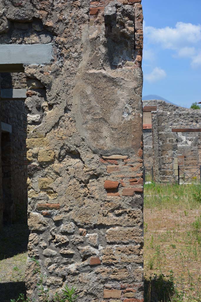 IX.5.2 Pompeii. May 2017.
Peristyle ‘p’, looking north towards pilaster between Corridor ‘m’, on left, and room ‘L’, on right.
Foto Christian Beck, ERC Grant 681269 DÉCOR.