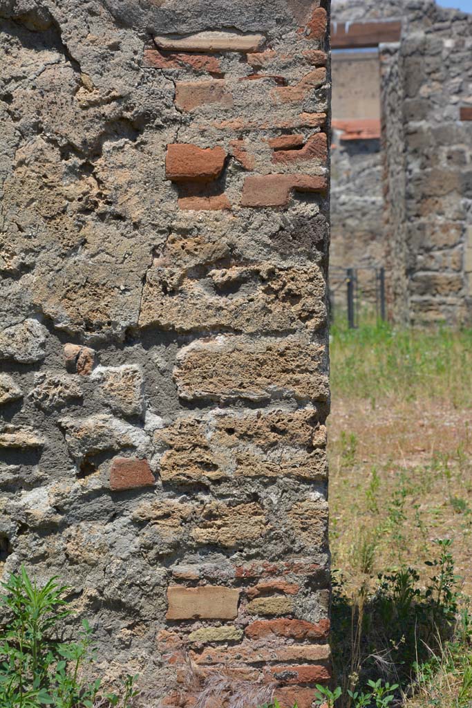 IX.5.2 Pompeii. May 2017.
Peristyle ‘p’, looking north to detail on pilaster with room ‘L’, on right.
Foto Christian Beck, ERC Grant 681269 DÉCOR.