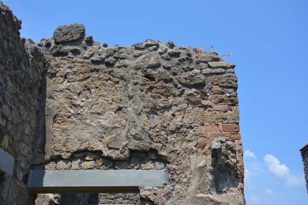 IX.5.2 Pompeii. May 2017.
Peristyle ‘p’, looking north towards upper wall above doorway to Corridor ‘m’, in north-west corner of peristyle.
Foto Christian Beck, ERC Grant 681269 DÉCOR.