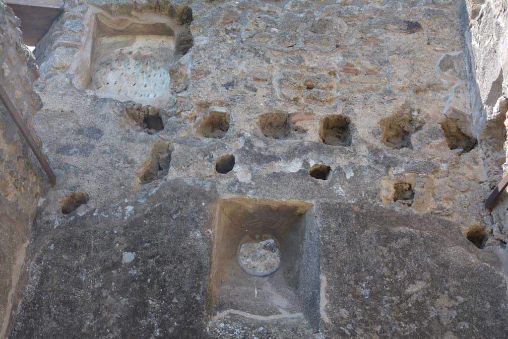 IX.5.2 Pompeii. May 2017. Room ‘q’, looking towards upper west wall and upper floor, with rectangular niche.
Foto Christian Beck, ERC Grant 681269 DÉCOR.