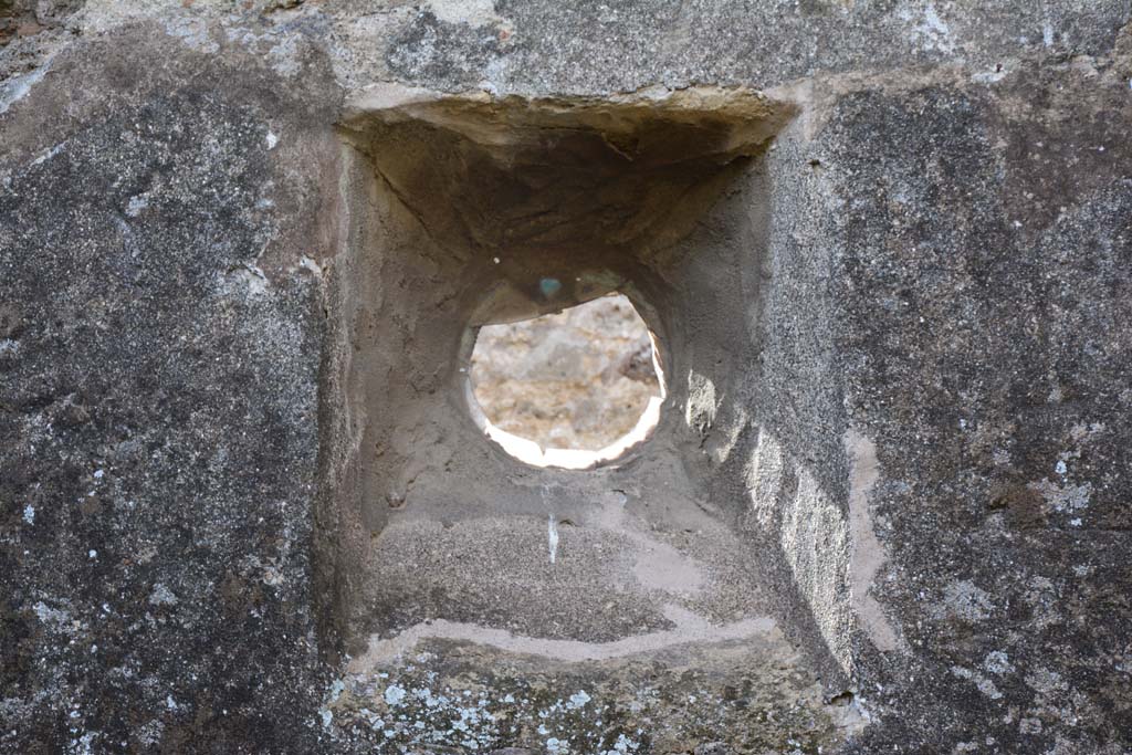 IX.5.2 Pompeii. March 2017. Room (q), circular window in a splayed rectangular space.
Foto Christian Beck, ERC Grant 681269 DÉCOR.