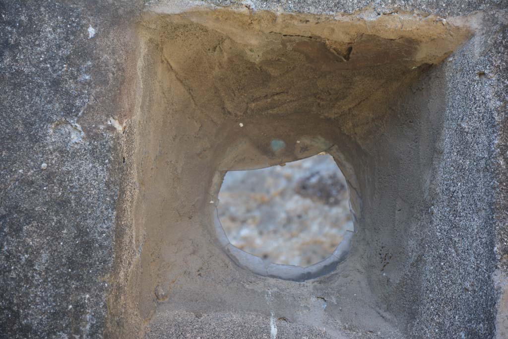 IX.5.2 Pompeii. May 2017. Room ‘q’, detail of the circular window with fragments of the glass window pane.
Foto Christian Beck, ERC Grant 681269 DÉCOR.