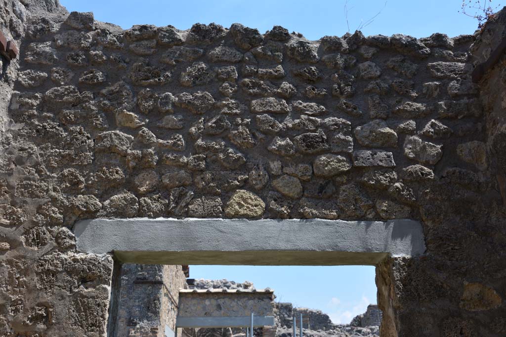 IX.5.2 Pompeii. May 2017. Room ‘q’, upper east wall above doorway to peristyle ‘p’.
Foto Christian Beck, ERC Grant 681269 DÉCOR.