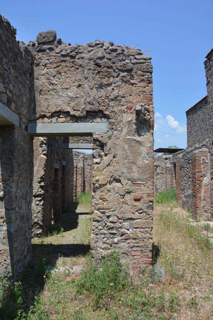 IX.5.2 Pompeii. May 2017.
Peristyle ‘p’, looking north towards corridor ‘m’, on left, and room ‘L’, on right.
Foto Christian Beck, ERC Grant 681269 DÉCOR.