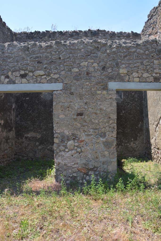 IX.5.2 Pompeii. May 2017.
Peristyle ‘p’, looking west to pilaster between rooms ‘r’, on left, and ‘q’, on right.
Foto Christian Beck, ERC Grant 681269 DÉCOR.
