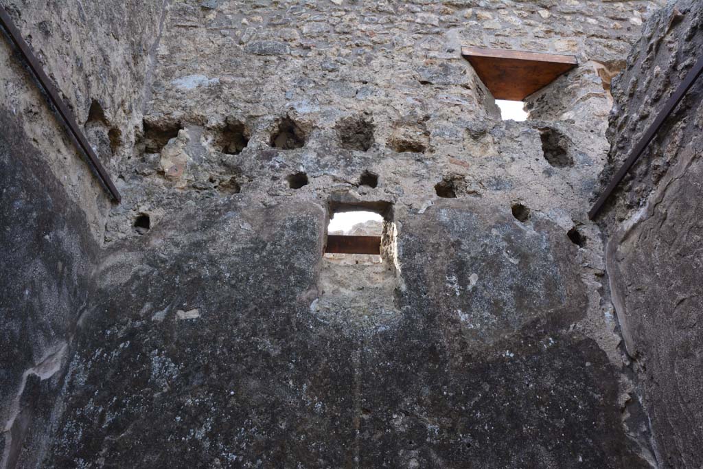 IX.5.2 Pompeii. March 2017.
Room ‘r’, looking towards the upper west wall with window onto Vicolo di Tesmo, and support beam holes for an upper floor.
Foto Christian Beck, ERC Grant 681269 DÉCOR.