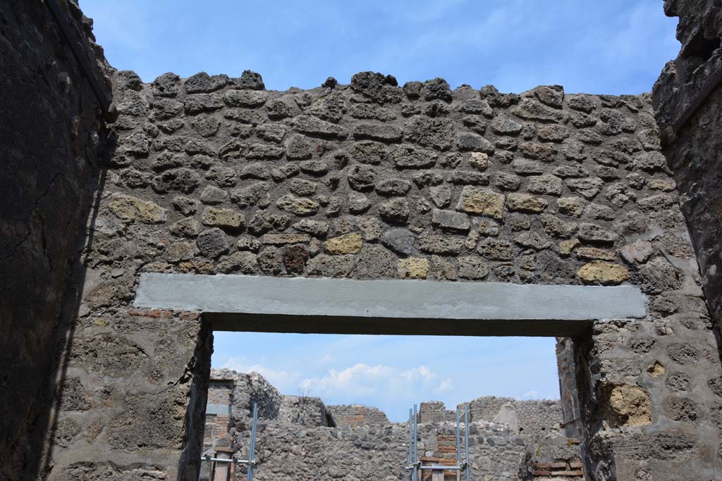 IX.5.2 Pompeii. May 2017. Room ‘r’, upper east wall above doorway to peristyle ‘p’.
Foto Christian Beck, ERC Grant 681269 DÉCOR.