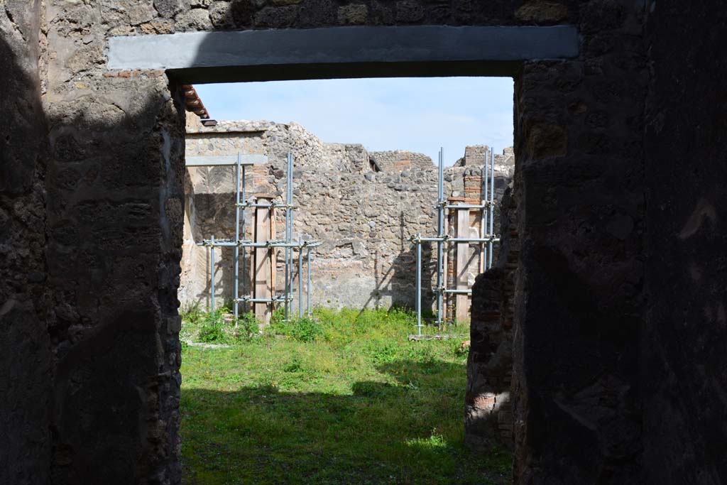 IX.5.2 Pompeii. March 2017. Room ‘r’, east wall looking onto peristyle ‘p’.
Foto Christian Beck, ERC Grant 681269 DÉCOR.